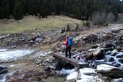 93 Sul ponticello sciolta la neve ghiacciata 